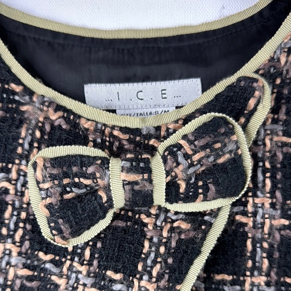 I.C.E. Elegant Black and Cream Plaid Cape with Bow at Closure - Picture 2 of 10